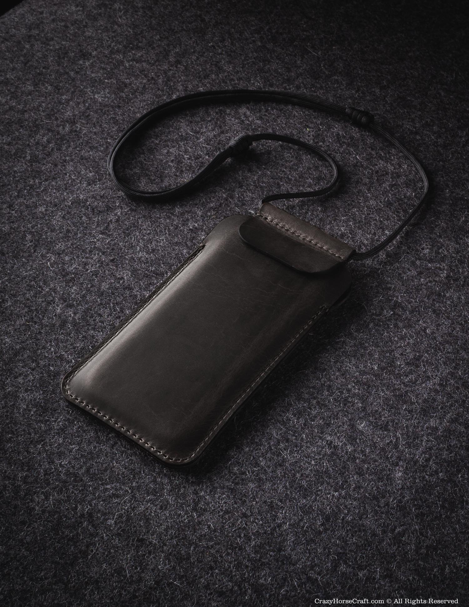 #color of the leather_carbon black