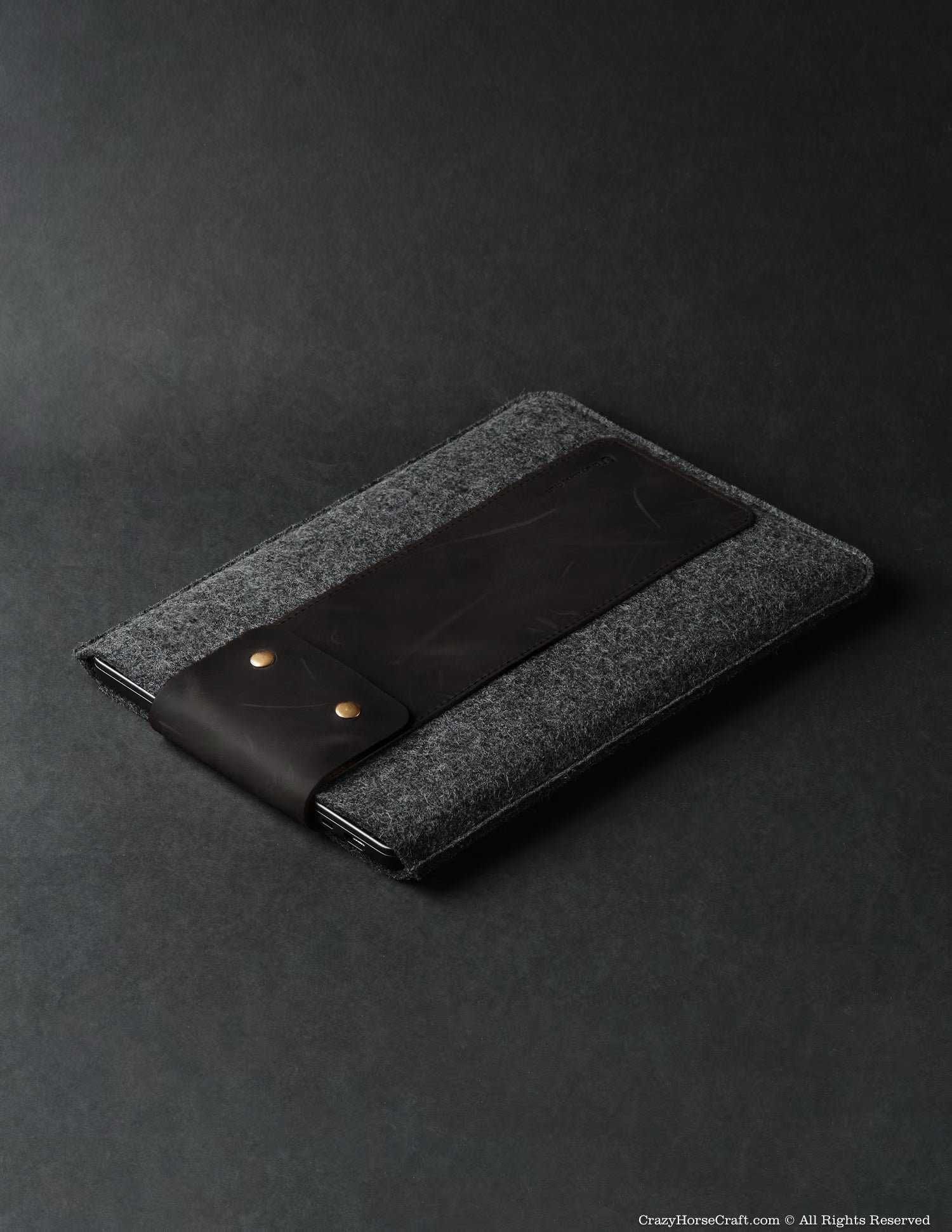 #color of the leather_carbon black