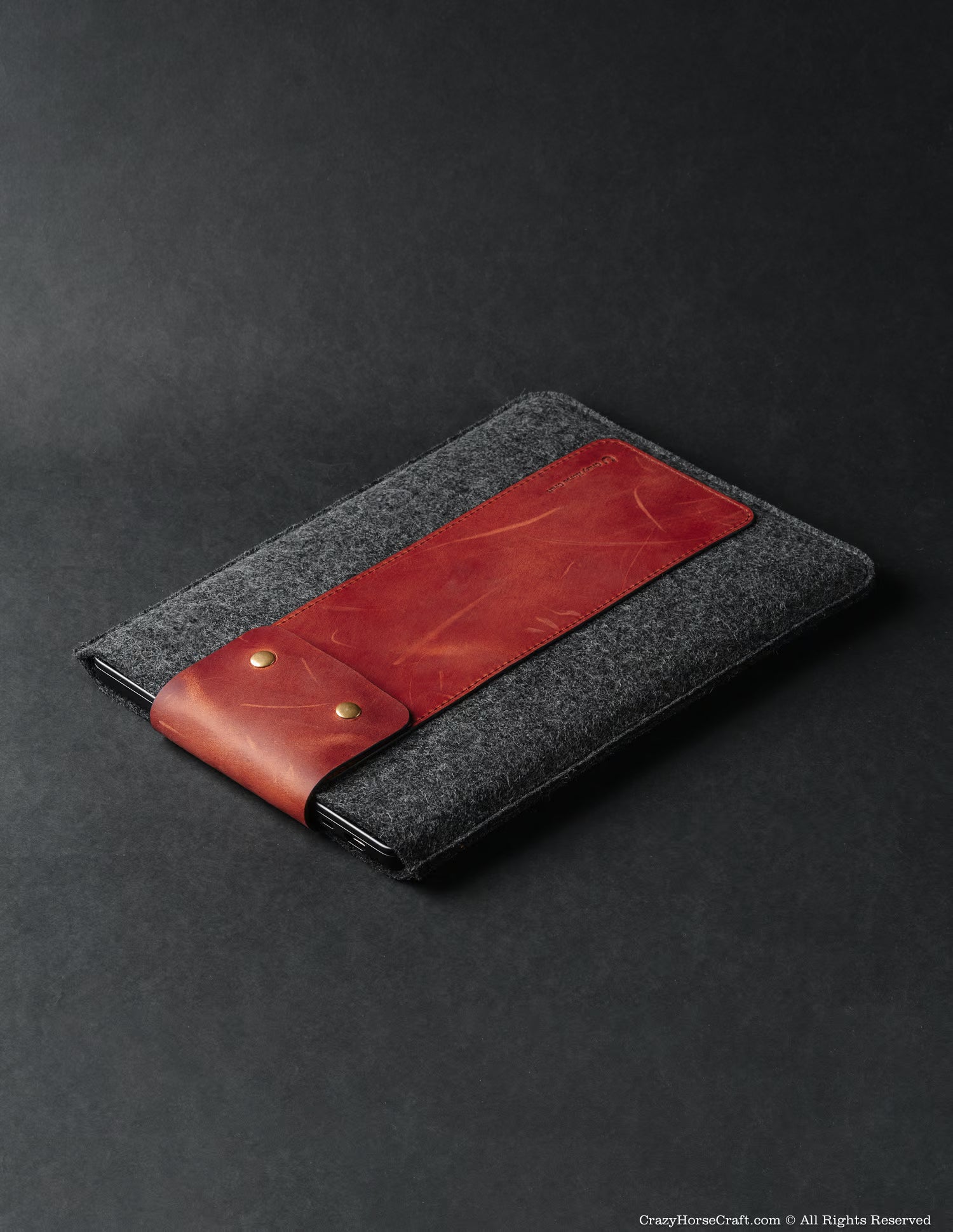 #color of the leather_fragola red