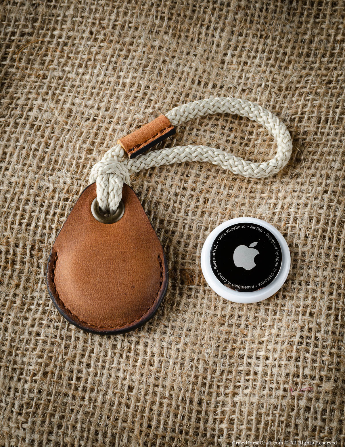 http://crazyhorsecraft.com/cdn/shop/products/light_brown_Vegetable_tanned_leather_airtag_case_keyring_tag.jpg?v=1629817205&width=2048