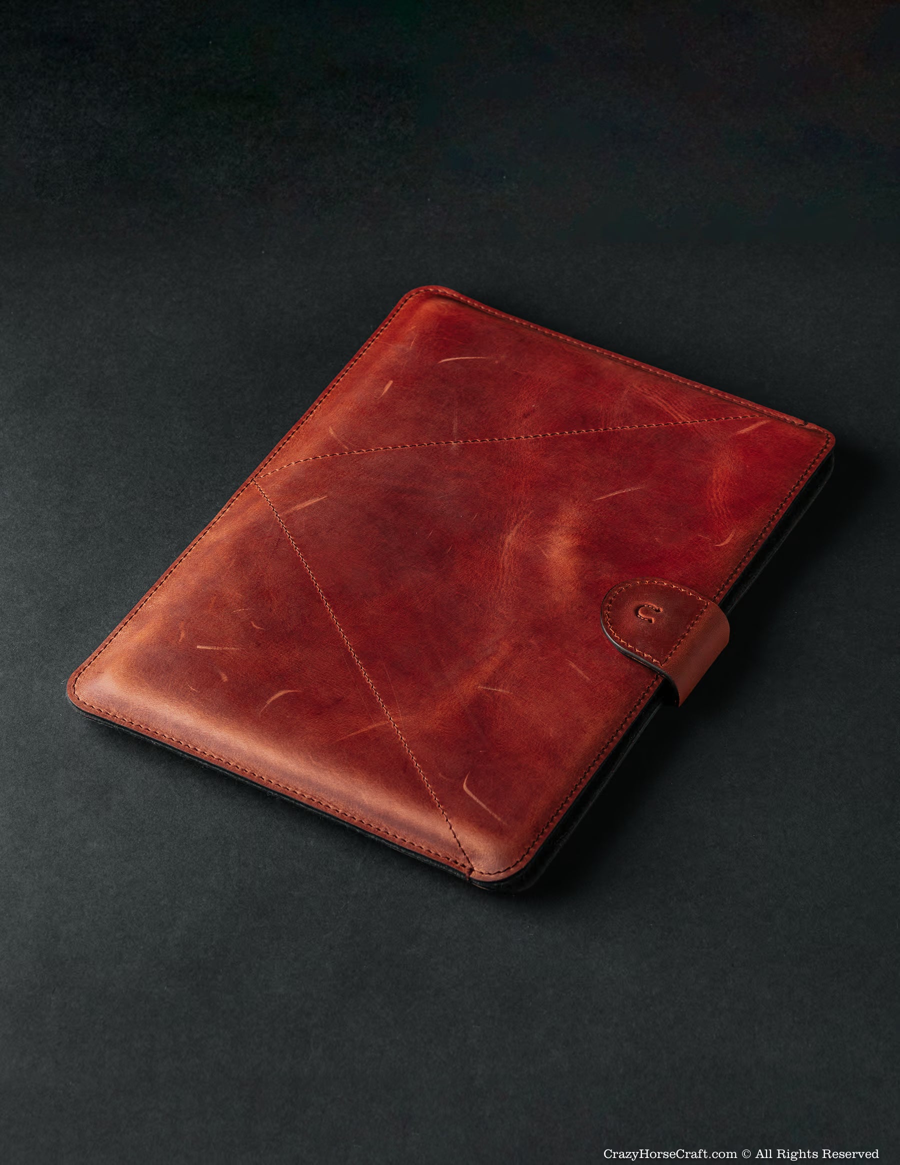 #color of the leather_fragola red