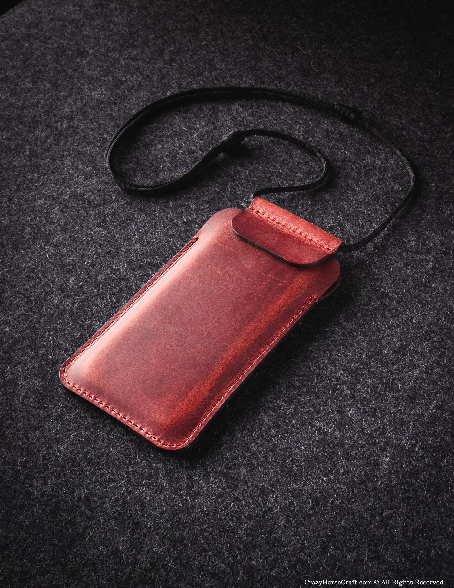 #color of the leather_fragola red
