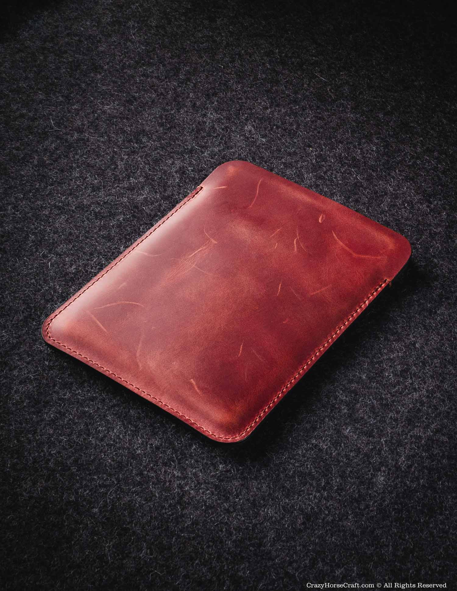 #color of the leather_fragola red