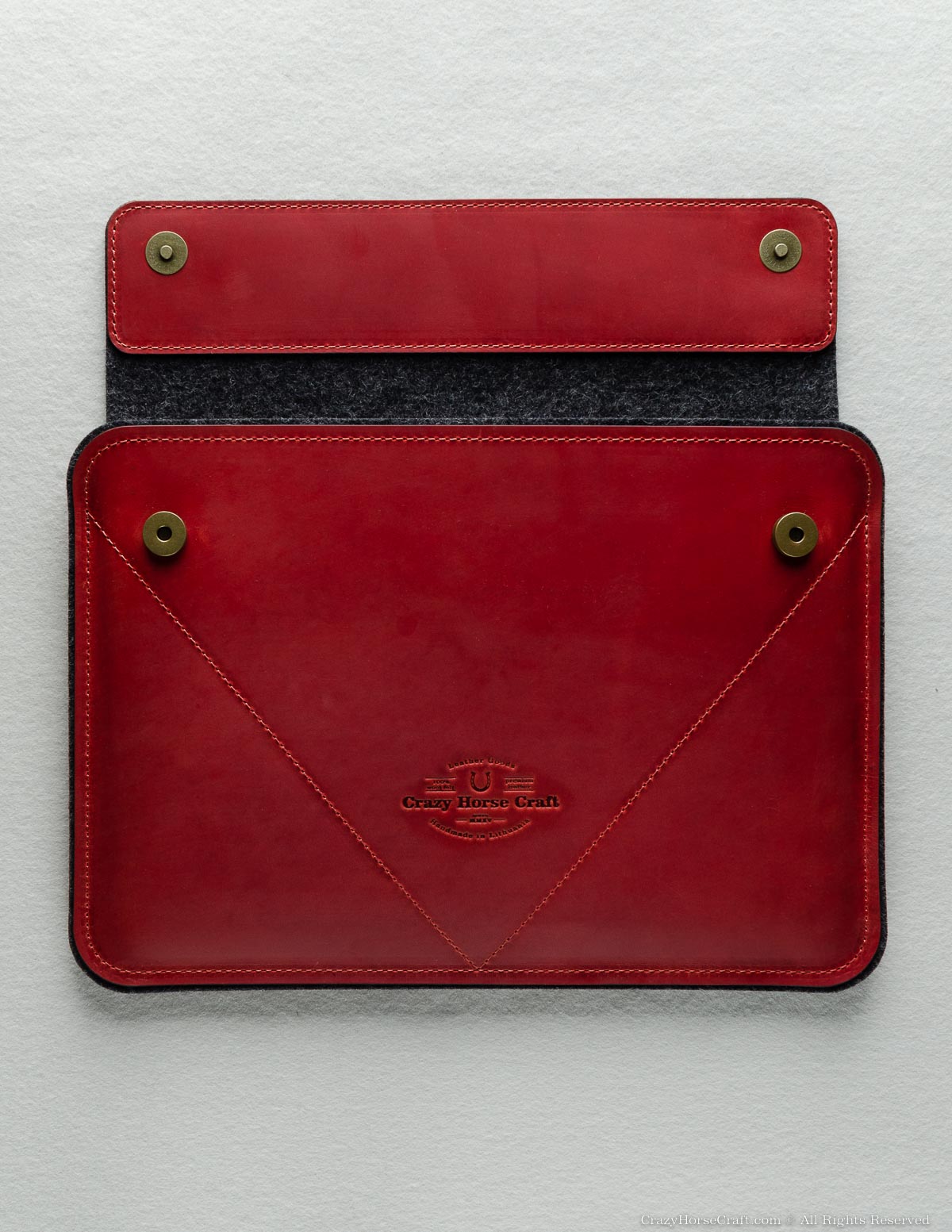 MegaGear Fine Leather and Fleece Sleeve Bag for MacBook Pro MacBook 16 inch / Red