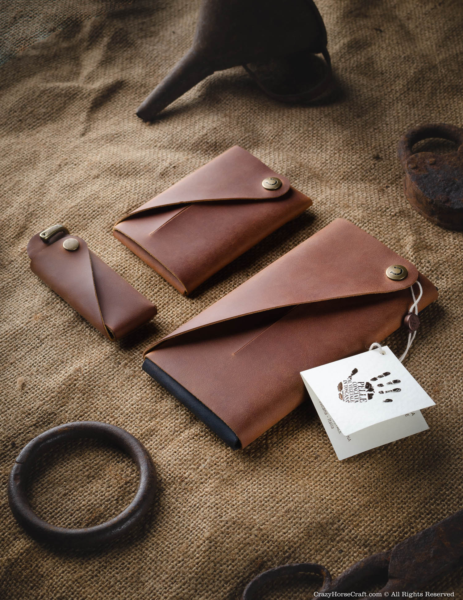 H01 - Minimalist Leather Wallet with AirTag Holder Keychain - Crazy Horse