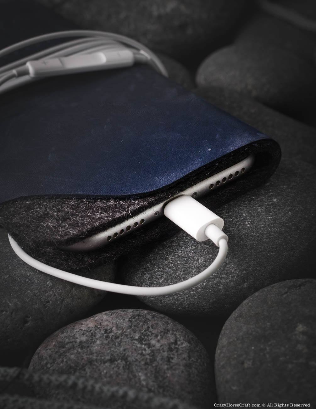 blue Xs case, iphone Xr sleeve, wool iphone Xr case, iPhone Xs max, Leather iphone X sleeve, blue, felt inside, with earpods